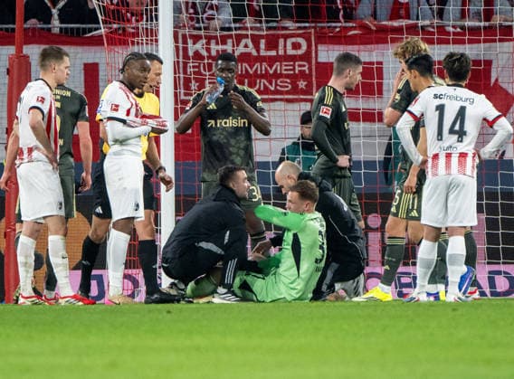 Fussball, Herren, 1. Bundesliga, Saison 2025 26, (28. Spieltag), SC Freiburg - 1. FC Union Berlin, v. l. Mannschaftsarzt Dr. Marvin Minkus, Torhüter Matheo Raab (1. FC Union Berlin), Physiotherapeut Sven Kuhlbrodt, 15.03.2026, Copyright: xMatthiasxKochx