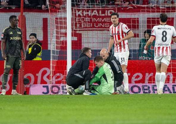 Fussball, Herren, 1. Bundesliga, Saison 2025 26, (28. Spieltag), SC Freiburg - 1. FC Union Berlin, v. l. Mannschaftsarzt Dr. Marvin Minkus, Torhüter Matheo Raab (1. FC Union Berlin), Physiotherapeut Sven Kuhlbrodt, 15.03.2026, Copyright: xMatthiasxKochx