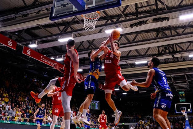 ProA - Phoenix Hagen vs. Nürnberg Falcons BC, Hagen, 15.03.2026, Ischelandhalle Hagen Dennis Nawrocki ( 2, Phoenix Hagen, SG) beim Block gegen Brandton Dean Chatfield ( 33, Nürnberg Falcons BC, C) ; ProA - Phoenix Hagen vs. Nürnberg Falcons BC, Hagen, 15.03.2026, Ischelandhalle Hagen Copyright: xBEAUTIFULxSPORTS Piepenstockx