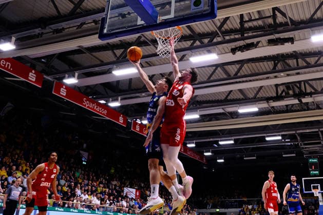 ProA - Phoenix Hagen vs. Nürnberg Falcons BC, Hagen, 15.03.2026, Ischelandhalle Hagen Dennis Nawrocki ( 2, Phoenix Hagen, SG) beim Korbleger gegen Vincent Friederici ( 30, Nürnberg Falcons BC, SG) ; ProA - Phoenix Hagen vs. Nürnberg Falcons BC, Hagen, 15.03.2026, Ischelandhalle Hagen Copyright: xBEAUTIFULxSPORTS Piepenstockx