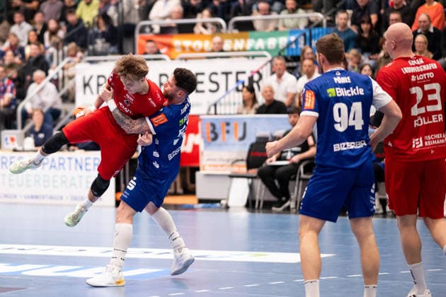 Csaba Leimeter (HBW Balingen Weilstetten, 55) hebt Matteo Menges, (Eulen Ludwigshafen, 05) aus HBW Balingen Weilstetten vs. Eulen Ludwigshafen, Handball, 2. Bundesliga, 24. Spieltag, Saison 2025 2026, 15.03.2026 Eibner-Pressefoto Andreas Ulmer HBW Balingen Weilstetten vs. Eulen Ludwigshafen, Handball, 2. Bundesliga, 24. Spieltag, Saison 2025 2026, 15.03.2026 Balingen Copyright: xEibner-Pressefoto AndreasxUlmerx EP_AUR