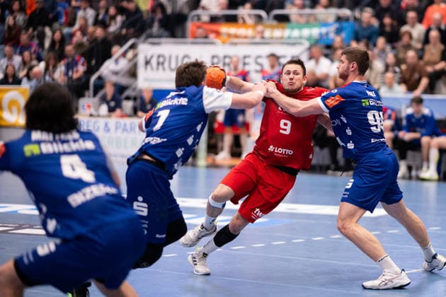 Marc Robin Eisel, (Eulen Ludwigshafen, 09), gegen Georg Poehle, (HBW Balingen Weilstetten, 94), rechts HBW Balingen Weilstetten vs. Eulen Ludwigshafen, Handball, 2. Bundesliga, 24. Spieltag, Saison 2025 2026, 15.03.2026 Eibner-Pressefoto Andreas Ulmer HBW Balingen Weilstetten vs. Eulen Ludwigshafen, Handball, 2. Bundesliga, 24. Spieltag, Saison 2025 2026, 15.03.2026 Balingen Copyright: xEibner-Pressefoto AndreasxUlmerx EP_AUR