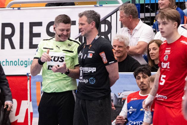 Matthias Flohr, (HBW Balingen Weilstetten, Trainer) erhaelt die gelbe Karte, aber mit einem Laecheln, HBW Balingen Weilstetten vs. Eulen Ludwigshafen, Handball, 2. Bundesliga, 24. Spieltag, Saison 2025 2026, 15.03.2026 Eibner-Pressefoto Andreas Ulmer HBW Balingen Weilstetten vs. Eulen Ludwigshafen, Handball, 2. Bundesliga, 24. Spieltag, Saison 2025 2026, 15.03.2026 Balingen Copyright: xEibner-Pressefoto AndreasxUlmerx EP_AUR