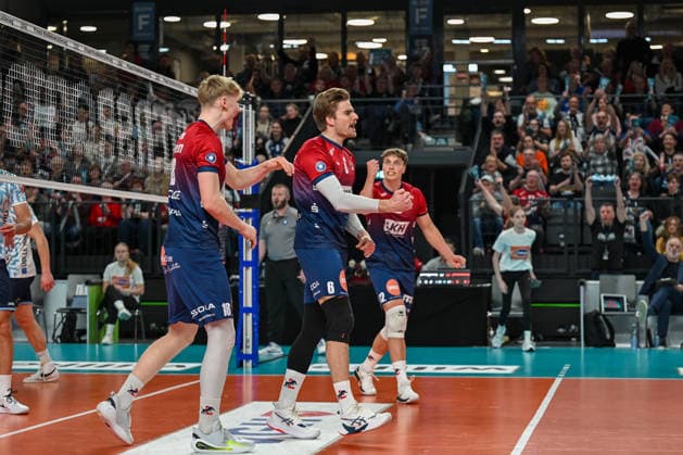15.03.2026, xdobgx, Volleyball Volleyball Bundesliga VBL, SVG Lüneburg - ASV Dachau v.l. Axel Juul Larsen (SVG Lüneburg, 18), Jackson Howe (SVG Lüneburg, 6), Santeri Välimaa (SVG Lüneburg, 12), jubelt, Teamjubel, celebrates the point, celebration