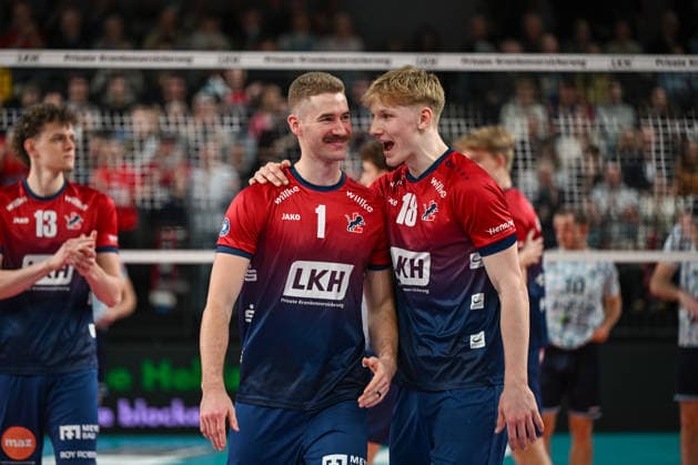 15.03.2026, xdobgx, Volleyball Volleyball Bundesliga VBL, SVG Lüneburg - ASV Dachau v.l. Shane Holdaway (SVG Lüneburg, 1) lächelnd, freundlicher Gesichtsausdruck, smiling, friendly expression, Axel Juul Larsen (SVG Lüneburg, 18) im Gespräch, in conversation