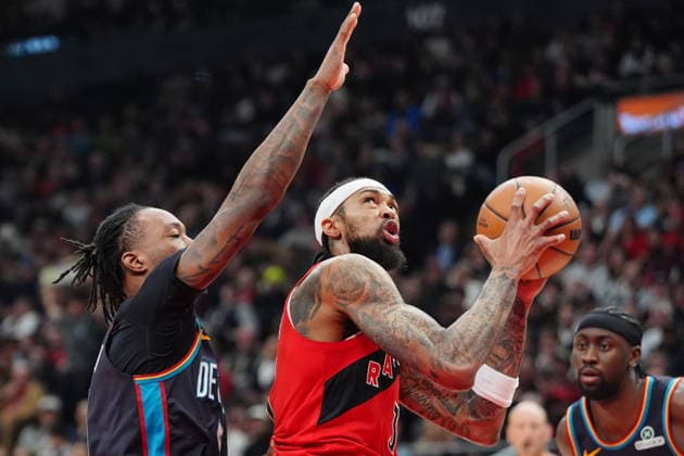 March 15, 2026, Toronto, On, Canada: Detroit Pistons forward Ronald Holland II, left, fouls Toronto Raptors forward Jonathan Mogbo during first half NBA, Basketball Herren, USA basketball action in Toronto on Sunday, March 15, 2026. Canada News - March 15, 2026 - ZUMAc35_ 20260315_zaf_c35_088 Copyright: xFrankxGunnx