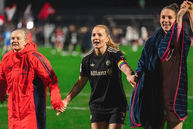 Georgia Stanway (FC Bayern Muenchen, 31), Glodis Perla Viggosdottir (FC Bayern Muenchen, 04) und Ena Mahmutovic (FC Bayern Muenchen, 32) feiern mit den Fans 1.FC Köln vs. FC Bayern München, Fussball, Google Pixel Frauen-Bundesliga, 20.Spieltag, Saison 2025 26, 15.03.2026, 1.FC Köln vs. FC Bayern München, Fussball, Google Pixel Frauen-Bundesliga, 20.Spieltag, Saison 2025 26, 13.03.2026 Köln Copyright: xEibner-Pressefoto LukasxBaldygax EP_LBA