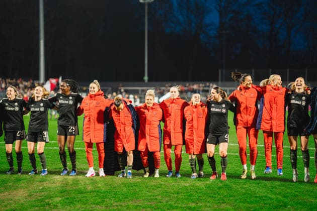 FC Bayern Muenchen Team feiert geschlossen nach dem Spiel vor den Fans, Emotion, Freude 1.FC Köln vs. FC Bayern München, Fussball, Google Pixel Frauen-Bundesliga, 20.Spieltag, Saison 2025 26, 15.03.2026, 1.FC Köln vs. FC Bayern München, Fussball, Google Pixel Frauen-Bundesliga, 20.Spieltag, Saison 2025 26, 13.03.2026 Köln Copyright: xEibner-Pressefoto LukasxBaldygax EP_LBA