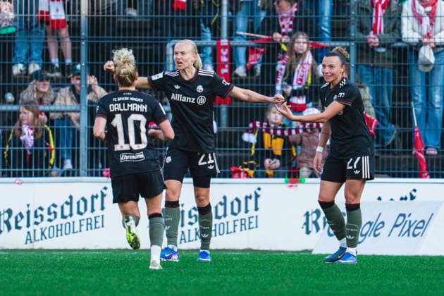 Pernille Harder (FC Bayern Muenchen, 21) bejubelt ihr Tor zum 1:0 mit Linda Dallmann (FC Bayern Muenchen, 10) und Arianna Caruso (FC Bayern Muenchen, 27) 1.FC Köln vs. FC Bayern München, Fussball, Google Pixel Frauen-Bundesliga, 20.Spieltag, Saison 2025 26, 15.03.2026, 1.FC Köln vs. FC Bayern München, Fussball, Google Pixel Frauen-Bundesliga, 20.Spieltag, Saison 2025 26, 13.03.2026 Köln Copyright: xEibner-Pressefoto LukasxBaldygax EP_LBA