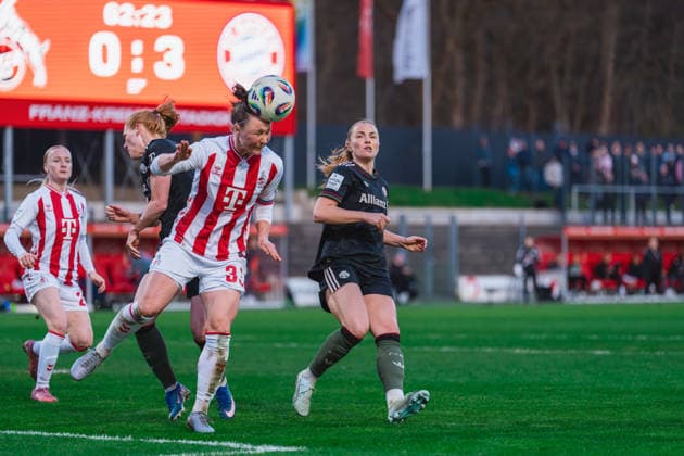 Marina Hegering (1.FC Koeln, 33) ist vor Stine Ballisager (FC Bayern Muenchen, 03) mit dem Kopf am Ball, Glodis Perla Viggosdottir (FC Bayern Muenchen, 04) schaut zu, Zweikampf, Kopfball 1.FC Köln vs. FC Bayern München, Fussball, Google Pixel Frauen-Bundesliga, 20.Spieltag, Saison 2025 26, 15.03.2026, 1.FC Köln vs. FC Bayern München, Fussball, Google Pixel Frauen-Bundesliga, 20.Spieltag, Saison 2025 26, 13.03.2026 Köln Copyright: xEibner-Pressefoto LukasxBaldygax EP_LBA