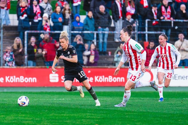 Linda Dallmann (FC Bayern Muenchen, 10) im Laifduell mit Marina Hegering (1.FC Koeln, 33) 1.FC Köln vs. FC Bayern München, Fussball, Google Pixel Frauen-Bundesliga, 20.Spieltag, Saison 2025 26, 15.03.2026, 1.FC Köln vs. FC Bayern München, Fussball, Google Pixel Frauen-Bundesliga, 20.Spieltag, Saison 2025 26, 13.03.2026 Köln Copyright: xEibner-Pressefoto LukasxBaldygax EP_LBA