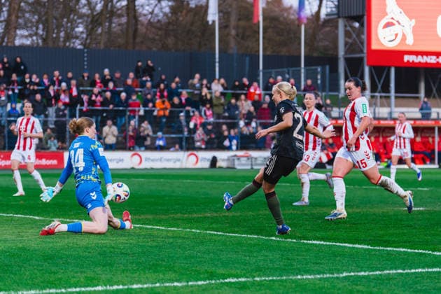 Irina Fuchs (1.FC Koeln, 34) hält einen Torschuss im Strafraum von Pernille Harder (FC Bayern Muenchen, 21) 1.FC Köln vs. FC Bayern München, Fussball, Google Pixel Frauen-Bundesliga, 20.Spieltag, Saison 2025 26, 15.03.2026, 1.FC Köln vs. FC Bayern München, Fussball, Google Pixel Frauen-Bundesliga, 20.Spieltag, Saison 2025 26, 13.03.2026 Köln Copyright: xEibner-Pressefoto LukasxBaldygax EP_LBA