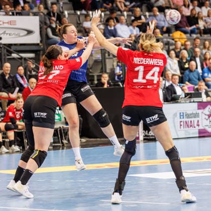von links: Josefine Hanfland (Thüringer HC, 57), Diana Dögg Magnusdottir (Blomberg-Lippe, 7), Anika Niederwieser (Thüringer HC, 14), 15.03.2026, Stuttgart (Deutschland), Handball Frauen, Final4 2026, Spiel um Platz 3, Thüringer HC - HSG Blomberg-Lippe
