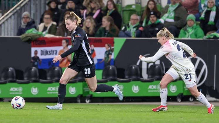 v.li.: Sarai Linder (VfL Wolfsburg, 39) und Vanessa Fudalla (Bayer 04 Leverkusen, 21) im Zweikampf, Duell, Dynamik, Aktion, Action, Spielszene, DIE DFB-RICHTLINIEN UNTERSAGEN JEGLICHE NUTZUNG VON FOTOS ALS SEQUENZBILDER UND ODER VIDEOÄHNLICHE FOTOSTRECKEN. DFB REGULATIONS PROHIBIT ANY USE OF PHOTOGRAPHS AS IMAGE SEQUENCES AND OR QUASI-VIDEO., 15.03.2026, Wolfsburg (Deutschland), Fussball, Google Pixel Frauen-Bundesliga, VfL Wolfsburg - Bayer 04 Leverkusen