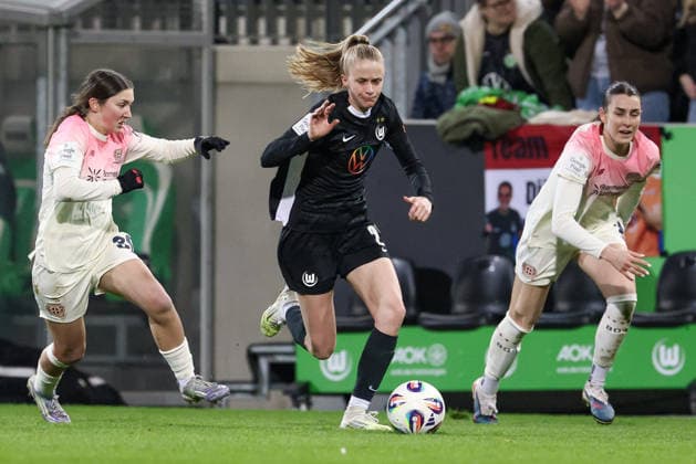 v.li.: Ida Daedelow (Bayer 04 Leverkusen, 30), Vivien Endemann (VfL Wolfsburg, 25) und Selina Ostermeier (Bayer 04 Leverkusen, 2) im Zweikampf, Duell, Dynamik, Aktion, Action, Spielszene, DIE DFB-RICHTLINIEN UNTERSAGEN JEGLICHE NUTZUNG VON FOTOS ALS SEQUENZBILDER UND ODER VIDEOÄHNLICHE FOTOSTRECKEN. DFB REGULATIONS PROHIBIT ANY USE OF PHOTOGRAPHS AS IMAGE SEQUENCES AND OR QUASI-VIDEO., 15.03.2026, Wolfsburg (Deutschland), Fussball, Google Pixel Frauen-Bundesliga, VfL Wolfsburg - Bayer 04 Leverkusen