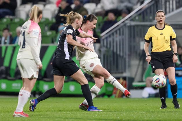 v.li.: Ella Peddemors (VfL Wolfsburg, 5) und Katharina Piljic (Bayer 04 Leverkusen, 6) im Zweikampf, Duell, Dynamik, Aktion, Action, Spielszene, DIE DFB-RICHTLINIEN UNTERSAGEN JEGLICHE NUTZUNG VON FOTOS ALS SEQUENZBILDER UND ODER VIDEOÄHNLICHE FOTOSTRECKEN. DFB REGULATIONS PROHIBIT ANY USE OF PHOTOGRAPHS AS IMAGE SEQUENCES AND OR QUASI-VIDEO., 15.03.2026, Wolfsburg (Deutschland), Fussball, Google Pixel Frauen-Bundesliga, VfL Wolfsburg - Bayer 04 Leverkusen