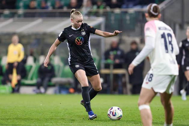 Ella Peddemors (VfL Wolfsburg, 5) am Ball, Einzelbild, Ganzkörper, Aktion, Action, Spielszene, DIE DFB-RICHTLINIEN UNTERSAGEN JEGLICHE NUTZUNG VON FOTOS ALS SEQUENZBILDER UND ODER VIDEOÄHNLICHE FOTOSTRECKEN. DFB REGULATIONS PROHIBIT ANY USE OF PHOTOGRAPHS AS IMAGE SEQUENCES AND OR QUASI-VIDEO., 15.03.2026, Wolfsburg (Deutschland), Fussball, Google Pixel Frauen-Bundesliga, VfL Wolfsburg - Bayer 04 Leverkusen