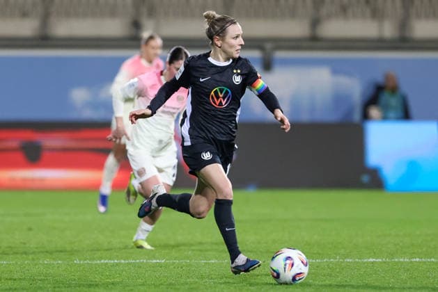 Svenja Huth (VfL Wolfsburg, 10) am Ball, Einzelbild, Ganzkörper, Aktion, Action, Spielszene, DIE DFB-RICHTLINIEN UNTERSAGEN JEGLICHE NUTZUNG VON FOTOS ALS SEQUENZBILDER UND ODER VIDEOÄHNLICHE FOTOSTRECKEN. DFB REGULATIONS PROHIBIT ANY USE OF PHOTOGRAPHS AS IMAGE SEQUENCES AND OR QUASI-VIDEO., 15.03.2026, Wolfsburg (Deutschland), Fussball, Google Pixel Frauen-Bundesliga, VfL Wolfsburg - Bayer 04 Leverkusen