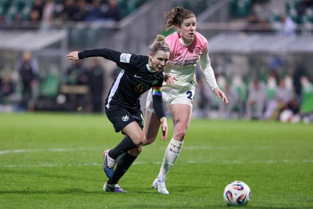 v.li.: Svenja Huth (VfL Wolfsburg, 10) und Lilla Turanyi (Bayer 04 Leverkusen, 24) im Zweikampf, Duell, Dynamik, Aktion, Action, Spielszene, DIE DFB-RICHTLINIEN UNTERSAGEN JEGLICHE NUTZUNG VON FOTOS ALS SEQUENZBILDER UND ODER VIDEOÄHNLICHE FOTOSTRECKEN. DFB REGULATIONS PROHIBIT ANY USE OF PHOTOGRAPHS AS IMAGE SEQUENCES AND OR QUASI-VIDEO., 15.03.2026, Wolfsburg (Deutschland), Fussball, Google Pixel Frauen-Bundesliga, VfL Wolfsburg - Bayer 04 Leverkusen