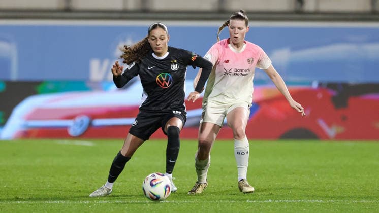 v.li.: Kessya Bussy (VfL Wolfsburg, 19) und Claudia Wenger (Bayer 04 Leverkusen, 5) im Zweikampf, Duell, Dynamik, Aktion, Action, Spielszene, DIE DFB-RICHTLINIEN UNTERSAGEN JEGLICHE NUTZUNG VON FOTOS ALS SEQUENZBILDER UND ODER VIDEOÄHNLICHE FOTOSTRECKEN. DFB REGULATIONS PROHIBIT ANY USE OF PHOTOGRAPHS AS IMAGE SEQUENCES AND OR QUASI-VIDEO., 15.03.2026, Wolfsburg (Deutschland), Fussball, Google Pixel Frauen-Bundesliga, VfL Wolfsburg - Bayer 04 Leverkusen