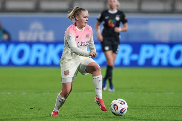 Vanessa Fudalla (Bayer 04 Leverkusen, 21) am Ball, Einzelbild, Ganzkörper, Aktion, Action, Spielszene, DIE DFB-RICHTLINIEN UNTERSAGEN JEGLICHE NUTZUNG VON FOTOS ALS SEQUENZBILDER UND ODER VIDEOÄHNLICHE FOTOSTRECKEN. DFB REGULATIONS PROHIBIT ANY USE OF PHOTOGRAPHS AS IMAGE SEQUENCES AND OR QUASI-VIDEO., 15.03.2026, Wolfsburg (Deutschland), Fussball, Google Pixel Frauen-Bundesliga, VfL Wolfsburg - Bayer 04 Leverkusen