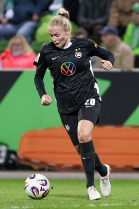 Guro Bergsvand (VfL Wolfsburg, 20) am Ball, Freisteller, Einzelbild, Ganzkörper, Aktion, Action, Spielszene, DIE DFB-RICHTLINIEN UNTERSAGEN JEGLICHE NUTZUNG VON FOTOS ALS SEQUENZBILDER UND ODER VIDEOÄHNLICHE FOTOSTRECKEN. DFB REGULATIONS PROHIBIT ANY USE OF PHOTOGRAPHS AS IMAGE SEQUENCES AND OR QUASI-VIDEO., 15.03.2026, Wolfsburg (Deutschland), Fussball, Google Pixel Frauen-Bundesliga, VfL Wolfsburg - Bayer 04 Leverkusen