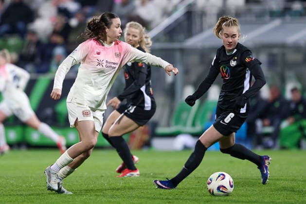 v.li.: Loreen Bender (Bayer 04 Leverkusen, 19) und Janina Minge (VfL Wolfsburg, 6) im Zweikampf, Duell, Dynamik, Aktion, Action, Spielszene, DIE DFB-RICHTLINIEN UNTERSAGEN JEGLICHE NUTZUNG VON FOTOS ALS SEQUENZBILDER UND ODER VIDEOÄHNLICHE FOTOSTRECKEN. DFB REGULATIONS PROHIBIT ANY USE OF PHOTOGRAPHS AS IMAGE SEQUENCES AND OR QUASI-VIDEO., 15.03.2026, Wolfsburg (Deutschland), Fussball, Google Pixel Frauen-Bundesliga, VfL Wolfsburg - Bayer 04 Leverkusen