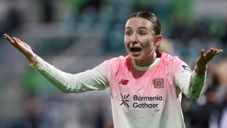 Loreen Bender (Bayer 04 Leverkusen, 19) reklamiert, beschweren, portestiert, meckern, Protest, Portrait, Nahaufnahme, Einzelfoto, Einzelbild, DIE DFB-RICHTLINIEN UNTERSAGEN JEGLICHE NUTZUNG VON FOTOS ALS SEQUENZBILDER UND ODER VIDEOÄHNLICHE FOTOSTRECKEN. DFB REGULATIONS PROHIBIT ANY USE OF PHOTOGRAPHS AS IMAGE SEQUENCES AND OR QUASI-VIDEO., 15.03.2026, Wolfsburg (Deutschland), Fussball, Google Pixel Frauen-Bundesliga, VfL Wolfsburg - Bayer 04 Leverkusen