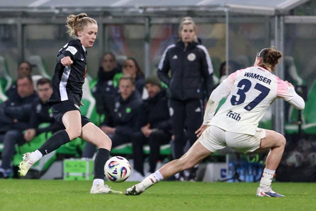 v.li.: Vivien Endemann (VfL Wolfsburg, 25) und Carlotta Wamser (Bayer 04 Leverkusen, 37) im Zweikampf, Duell, Dynamik, Aktion, Action, Spielszene, DIE DFB-RICHTLINIEN UNTERSAGEN JEGLICHE NUTZUNG VON FOTOS ALS SEQUENZBILDER UND ODER VIDEOÄHNLICHE FOTOSTRECKEN. DFB REGULATIONS PROHIBIT ANY USE OF PHOTOGRAPHS AS IMAGE SEQUENCES AND OR QUASI-VIDEO., 15.03.2026, Wolfsburg (Deutschland), Fussball, Google Pixel Frauen-Bundesliga, VfL Wolfsburg - Bayer 04 Leverkusen