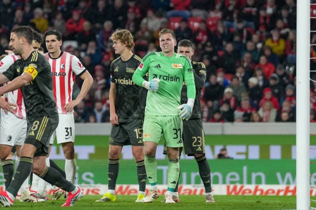 Matheo Raab (1. FC Union Berlin, 31) mit Verletzung an der Hand, Schmerzen im Gesicht abzulesen , Deutschland, Fussball, 1. Bundesliga, 26.Spieltag, 2025 2026, SC Freiburg vs. 1. FC Union Berlin, 15.03.2026, Europa-Park Stadion, Freiburg, Deutschland DFL REGULATIONS PROHIBIT ANY USE OF PHOTOGRAPHS AS IMAGE SEQUENCES AND OR QUASI-VIDEO. Freiburg Europa-Park Stadion Baden-Württemberg Deutschland Copyright: xArnexAmbergx