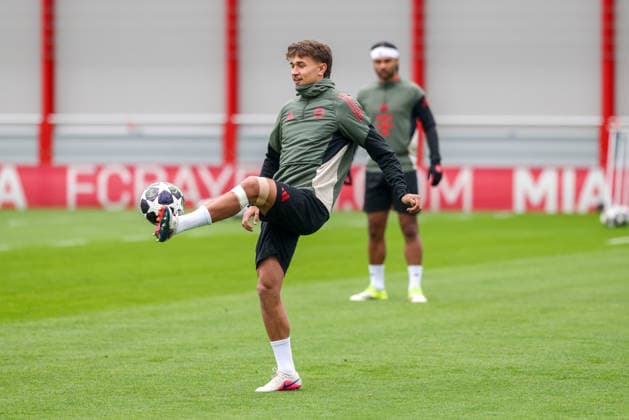 Tom Bischof (FC Bayern Muenchen, 20) mit Ball, GER, Abschlusstraining, FC Bayern Muenchen, Fussball, UEFA Champions League, Achtelfinale, Rueckspiel, Saison 2025 2026, 17.03.2026, GER, Abschlusstraining, FC Bayern Muenchen, Fussball, UEFA Champions League, Achtelfinale, Rueckspiel, Saison 2025 2026, 17.03.2026 Muenchen Copyright: xEibner-Pressefoto JennixMaulx EP_JML