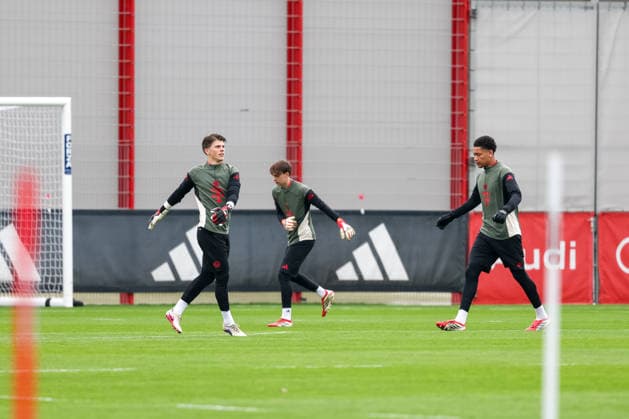 Die Torhueter des FC Bayern Muenchen beim Training, Leo Prescott (FC Bayern Muenchen, 37), mit Jannis Baertl (FC Bayern Muenchen) und Leonard Ruland, GER, Abschlusstraining, FC Bayern Muenchen, Fussball, UEFA Champions League, Achtelfinale, Rueckspiel, Saison 2025 2026, 17.03.2026, GER, Abschlusstraining, FC Bayern Muenchen, Fussball, UEFA Champions League, Achtelfinale, Rueckspiel, Saison 2025 2026, 17.03.2026 Muenchen Copyright: xEibner-Pressefoto JennixMaulx EP_JML