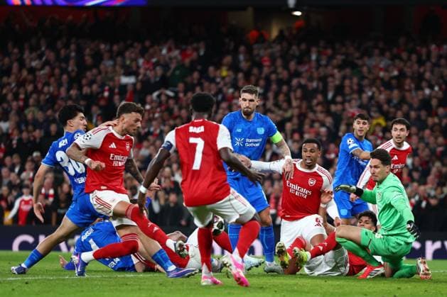 Ben White of Arsenal with a shot on goal Arsenal v Bayer 04 Leverkusen, UEFA Champions League, Round of 16, Second Leg, Football, Emirates Stadium, London, UK - 17 Mar 2026London Emirates Stadium United Kingdom EDITORIAL USE ONLY No use with unauthorised audio, video, data, fixture lists, club league logos or live services. Online in-match use limited to 120 images, no video emulation. No use in betting, games or single club league player publications. Copyright: xSimonxDael Shutterstockx 16776376ah