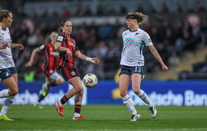 GER, Frankfurt, Eintracht Frankfurt vs TSG Hoffenheim, Google Pixel Bundesliga, Fussball, DFB, Spielzeit 2025 2026, Stadion am Brentanobad, 15. Spieltag im Bild v.l.: Geraldine Reuteler (Eintracht Frankfurt Frauen 14), Wiëlle Douma (TSG Hoffenheim Frauen 13) DFB DFL REGULATIONS PROHIBIT ANY USE OF PHOTOGRAPHS AS IMAGE SEQUENCES AND OR QUASI-VIDEO, 18.03.2026 Copyright: HMBxMedia HendrikxHamelau