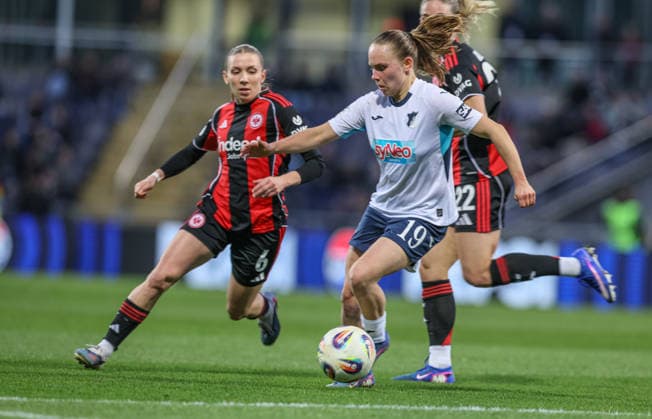 GER, Frankfurt, Eintracht Frankfurt vs TSG Hoffenheim, Google Pixel Bundesliga, Fussball, DFB, Spielzeit 2025 2026, Stadion am Brentanobad, 15. Spieltag im Bild v.l.: Elisa Senß (Eintracht Frankfurt Frauen 6), Marie Steiner (TSG Hoffenheim Frauen 19) DFB DFL REGULATIONS PROHIBIT ANY USE OF PHOTOGRAPHS AS IMAGE SEQUENCES AND OR QUASI-VIDEO, 18.03.2026 Copyright: HMBxMedia HendrikxHamelau