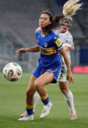GER, Fussball, Frauen Bundesliga, FC Carl Zeiss Jena vs VFL Wolfsburg 18.03.2026, Jena, Ernst-Abbe-Sportfeld, ad hoc-Arena, GER, Saison 2025 2026, Google Pixel Frauen Bundesliga, 15. Spieltag, Nachholspiel, FC Carl Zeiss Jena vs VFL Wolfsburg im Bild Suya Haering (Jena) gegen Thea Bjelde (Wolfsburg) DFL regulations prohibit any use of photographs as image sequences and or quasi-video