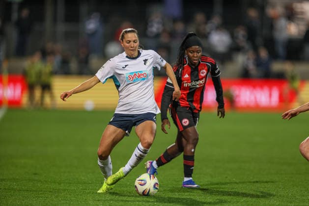 GER, Frankfurt, Eintracht Frankfurt vs TSG Hoffenheim, Google Pixel Bundesliga, Fussball, DFB, Spielzeit 2025 2026, Stadion am Brentanobad, 15. Spieltag im Bild v.l.: Lisann Kaut (TSG Hoffenheim Frauen 4), Nicole Anyomi (Eintracht Frankfurt Frauen 19) DFB DFL REGULATIONS PROHIBIT ANY USE OF PHOTOGRAPHS AS IMAGE SEQUENCES AND OR QUASI-VIDEO, 18.03.2026 Copyright: HMBxMedia HendrikxHamelau