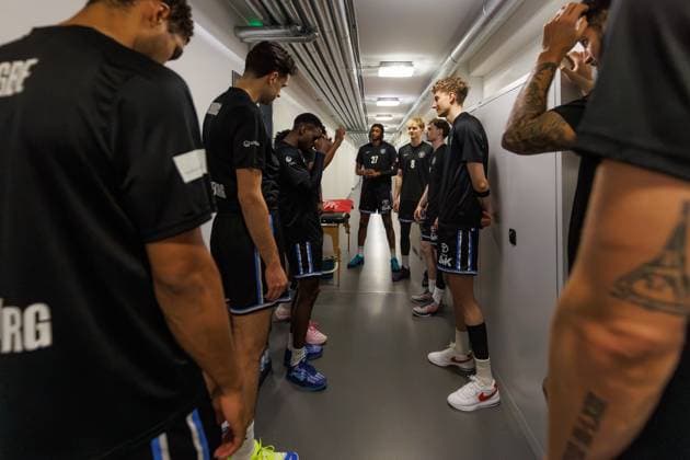 Team der Towers im Kabinentrakt, Vet Concept Gladiators Trier vs Veolia Towers Hamburg, Basketball, easyCredit BBL, 25. Spieltag, Saison 2025 2026, 18.03.2026 Vet Concept Gladiators Trier vs Veolia Towers Hamburg, Basketball, easyCredit BBL, 25. Spieltag, Saison 2025 2026, 18.03.2026 Copyright: xEibner-Pressefoto AlexanderxNeisx EP_ANS