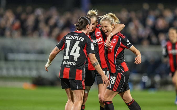 GER, Frankfurt, Eintracht Frankfurt vs TSG Hoffenheim, Google Pixel Bundesliga, Fussball, DFB, Spielzeit 2025 2026, Stadion am Brentanobad, 15. Spieltag im Bild: Rebecka Blomqvist (Eintracht Frankfurt Frauen 28) erzielt das 2:0, Tor, Jubel und Freude, Emotionen, Geraldine Reuteler (Eintracht Frankfurt Frauen 14), Laura Freigang (Eintracht Frankfurt Frauen 10) DFB DFL REGULATIONS PROHIBIT ANY USE OF PHOTOGRAPHS AS IMAGE SEQUENCES AND OR QUASI-VIDEO, 18.03.2026 Copyright: HMBxMedia HendrikxHamelau