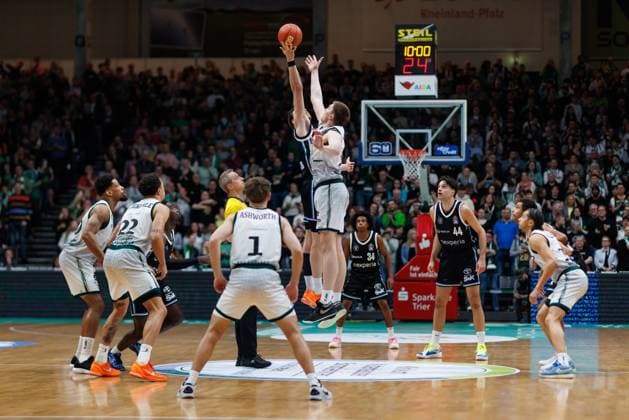 Tipp Off mit Marten Linssen (Gladiators Trier) und Niklas Wimberg (Veolia Towers Hamburg), Vet Concept Gladiators Trier vs Veolia Towers Hamburg, Basketball, easyCredit BBL, 25. Spieltag, Saison 2025 2026, 18.03.2026 Vet Concept Gladiators Trier vs Veolia Towers Hamburg, Basketball, easyCredit BBL, 25. Spieltag, Saison 2025 2026, 18.03.2026 Copyright: xEibner-Pressefoto AlexanderxNeisx EP_ANS