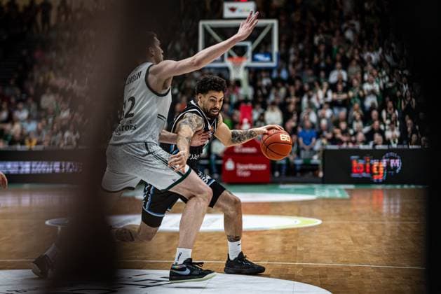 Devon Daniels (Veolia Towers Hamburg) im Zweikampf mit Marten Linssen (Gladiators Trier), Vet Concept Gladiators Trier vs Veolia Towers Hamburg, Basketball, easyCredit BBL, 25. Spieltag, Saison 2025 2026, 18.03.2026 Vet Concept Gladiators Trier vs Veolia Towers Hamburg, Basketball, easyCredit BBL, 25. Spieltag, Saison 2025 2026, 18.03.2026 Copyright: xEibner-Pressefoto AlexanderxNeisx EP_ANS