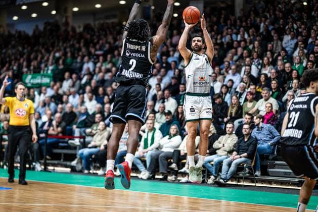 Clayton Guillozet (Gladiators Trier) im Zweikampf mit Leonard Thorpe Jr (Veolia Towers Hamburg), Vet Concept Gladiators Trier vs Veolia Towers Hamburg, Basketball, easyCredit BBL, 25. Spieltag, Saison 2025 2026, 18.03.2026 Vet Concept Gladiators Trier vs Veolia Towers Hamburg, Basketball, easyCredit BBL, 25. Spieltag, Saison 2025 2026, 18.03.2026 Copyright: xEibner-Pressefoto AlexanderxNeisx EP_ANS