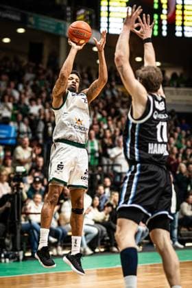 Urald King (Gladiators Trier) im Zweikampf mit Niklas Wimberg (Veolia Towers Hamburg), Vet Concept Gladiators Trier vs Veolia Towers Hamburg, Basketball, easyCredit BBL, 25. Spieltag, Saison 2025 2026, 18.03.2026 Vet Concept Gladiators Trier vs Veolia Towers Hamburg, Basketball, easyCredit BBL, 25. Spieltag, Saison 2025 2026, 18.03.2026 Copyright: xEibner-Pressefoto AlexanderxNeisx EP_ANS