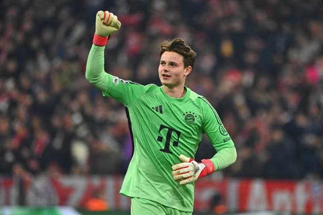 Torwart Jonas URBIG (Bayern Muenchen), Jubel,Freude,Begeisterung, Aktion,Einzelbild,angeschnittenes Einzelmotiv,Halbfigur,halbe Figur. Fussball Champions League,Saison 2025 26, Achtelfinale FC Bayern Muenchen - Atalanta Bergamo am 18.03.2026 A L L I A N Z A R E N A.