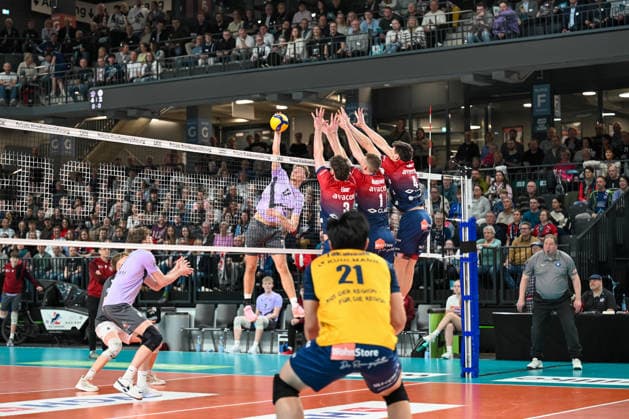 18.03.2026, xdobgx, Volleyball Volleyball Bundesliga VBL, SVG Lüneburg - VC Olympia Berlin v.l. Julian Lenz (VCO Berlin, 17) beim Angriff, Angriffsschlag, spike, spikes the ball, attack, Jesse Elser (SVG Lüneburg, 3), Shane Holdaway (SVG Lüneburg, 1), Christopher Byam (SVG Lüneburg, 4), beim Abwehrversuch, Abwehr, defense, dig Lüneburg