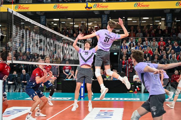 18.03.2026, xdobgx, Volleyball Volleyball Bundesliga VBL, SVG Lüneburg - VC Olympia Berlin v.l. Julius Straube (VCO Berlin, 29), Laurenz Schlenstedt (VCO Berlin, 31) beim Angriff, Angriffsschlag, spike, spikes the ball, attack Lüneburg