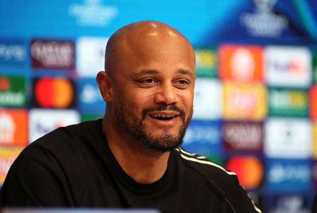 Fussball, Herren, Champions League, Saison 2025 2026, FC Bayern München - Atalanta Bergamo, Achtelfinale Rückspiel, Allianz Arena Vincent Kompany, Trainer (FC Bayern München) bei der Pressekonferenz nach dem Spiel, Kopf, Portrait, lächeln, lächelnd, grinsen
