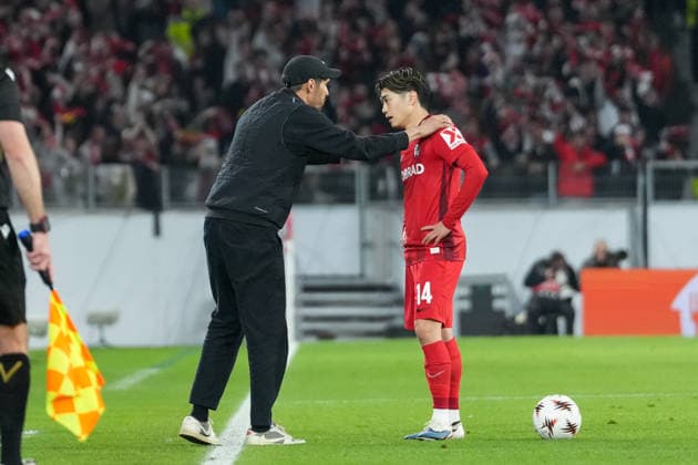 Julian Schuster (SC Freiburg, Trainer) im Gespräch mit Yuito Suzuki (SC Freiburg, 14) , Deutschland, Fussball, UEFA Europa League, Achtelfinale, Rückspiel, 2025 2026, SC Freiburg vs. KRC Genk, 19.03.2026, Europa-Park Stadion, Freiburg, Deutschland Freiburg Europa-Park Stadion Baden-Württemberg Deutschland Copyright: xArnexAmbergx