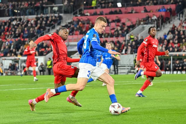Daan Heymans (KRC Genk, 38) am Ball vor Bruno Ogbus (SC Freiburg, 43) GER, SC Freiburg - KRC Genk, Fussball, Europa League, Achtelfinale, Saison 2025 2026, 19.03.2026 GER, SC Freiburg - KRC Genk, Fussball, Europa League, Achtelfinale, Saison 2025 2026, 19.03.2026 Freiburg Copyright: xEibner-Pressefoto ThomasxHessx EP_THS