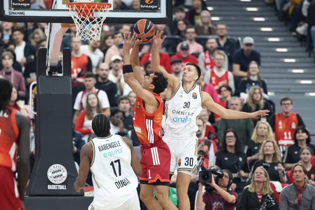 Oscar da Silva (FC Bayern Basketball, 01) mit Ball am Korb, mit Filip Petrusev (Dubai Basketball, 30) und Mfiondu Kabengele (Dubai Basketball, 17), GER, FC Bayern Basketball vs. Dubai Basketball, Basketball, Euroleague, 32. Spieltag, Saison 2025 2026, 19.03.2026, GER, FC Bayern Basketball vs. Dubai Basketball, Basketball, Euroleague, 32. Spieltag, Saison 2025 2026, 19.03.2026 Muenchen Copyright: xEibner-Pressefoto JennixMaulx EP_JML